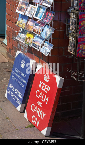 Cartoline e tele per la vendita al di fuori di galleria d'Arte di Brighton nel Maggio Foto Stock