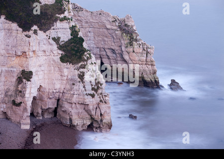 Erosi chalk cliffs vicino a testa di birra sul Jurassic Coast, Devon, Inghilterra. Inverno (gennaio 2011). Foto Stock