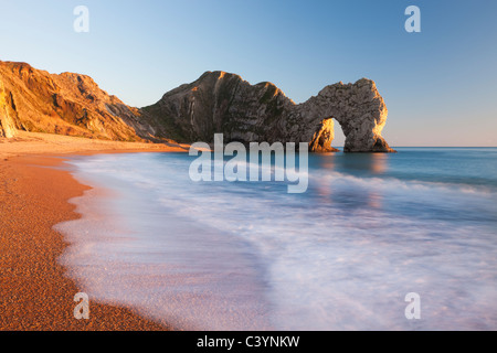 Durdle spiaggia porta su di una splendida serata di sole, Jurassic Coast, Dorset, Inghilterra. Inverno (febbraio) 2011. Foto Stock