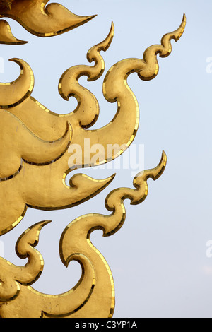 Religiose thai golden pattern sul cielo blu, wat rong khun, Chiang Rai, Thailandia Foto Stock