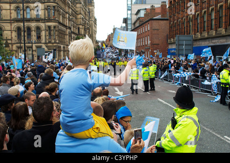 La folla riempire Princess street a Manchester in attesa per gli autobus con tetto scoperto con la squadra e la fa cup Foto Stock