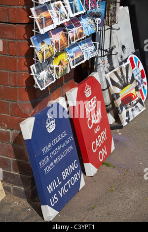 Cartoline e tele per la vendita al di fuori di galleria d'Arte di Brighton nel Maggio Foto Stock