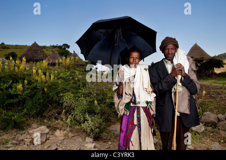 Donna e uomo vicino a Lalibela, Etiopia, Africa Foto Stock