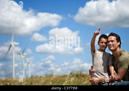 Padre e figlio su un centrali eoliche Foto Stock