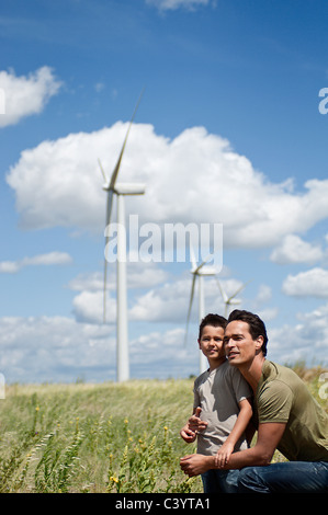 Padre e figlio su un centrali eoliche Foto Stock