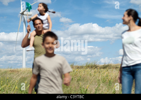 Famiglia su un centrali eoliche Foto Stock