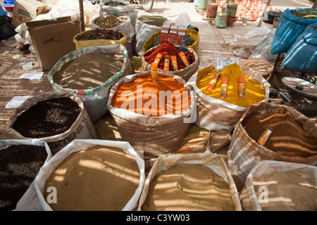 Spezia per la vendita nel Souq delle spezie, il souq, Zagora Marocco Foto Stock