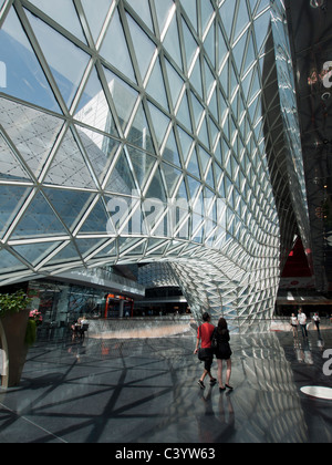 Interno della nuova architettura futuristica di MyZeil shopping mall a Francoforte in Germania Foto Stock