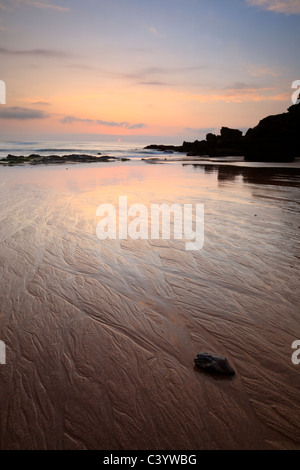 Tramonto sulla splendida spiaggia di Praia de Castelejo vicino a Villa do Bispo nella regione dell'Algarve Portogallo Foto Stock