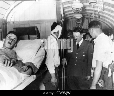 ADOLF HITLER in visita a un mobile ospedale militare in una carrozza ferroviaria durante l'invasione tedesca della Polonia nel settembre 1939 Foto Stock