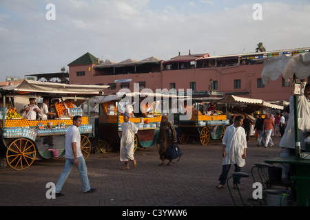 Venditori di succo di frutta in corrispondenza di Piazza Jemaa al-Fna Foto Stock