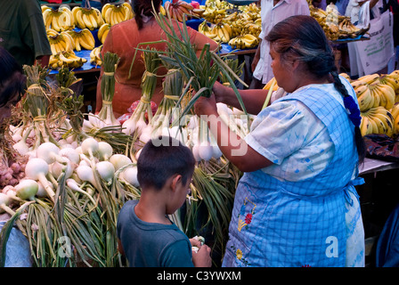 Mercato di domenica nella città di Tlacolula.verdure fornitori . Oaxaca, Messico. Foto Stock