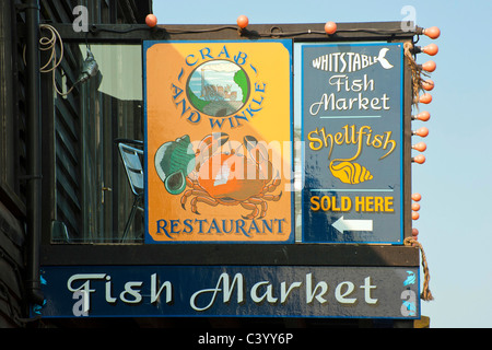 WHITSTABLE, KENT, Regno Unito - 30 APRILE 2011: Cartello per il mercato del pesce intorno al porto Foto Stock