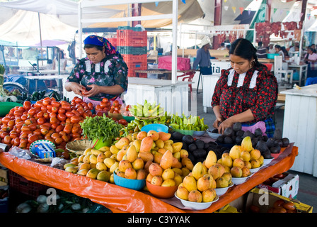 Mercato di domenica nella città di Tlacolula.verdure fornitori . Oaxaca, Messico. Foto Stock