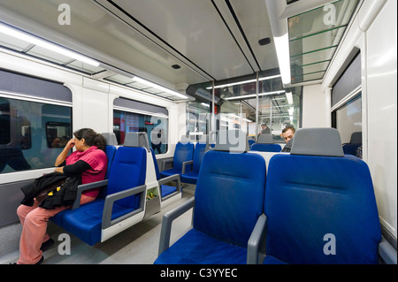 Interno di un treno di trasporto sulla metropolitana, Barcellona, Catalunya, Spagna Foto Stock