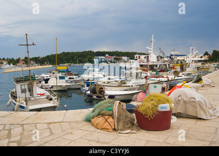 Barche da pesca al porto di Rovigno, Istria, Croazia Foto Stock