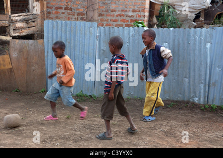 I bambini orfani che giocano a calcio/calcio nella città di Stati Uniti d'America fiume vicino a Arusha in Tanzania Foto Stock