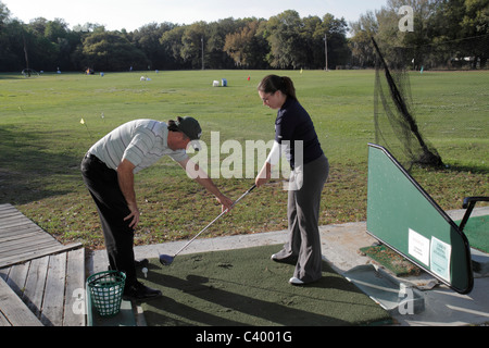 Lakeland Florida, golf driving range, pratica, sport, swing, swing, colpire, palline, lezione, insegnante, insegnanti, studenti istruzione alunni alunni, adulto Foto Stock