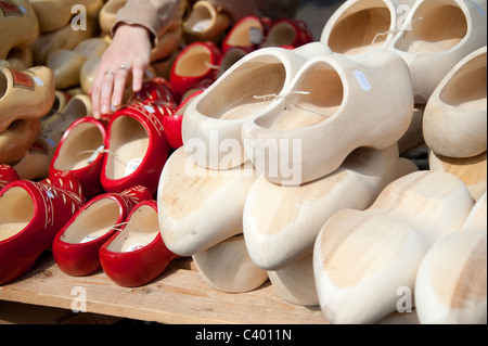 Tradizionali olandesi zoccoli di legno di Alkmaar, Paesi Bassi Foto Stock