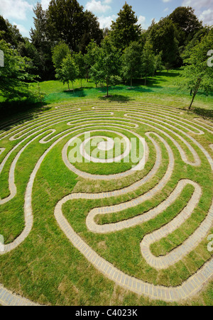 Un intricato labirinto a spirale, ispirato al modello sulla base di un cono di pino si apre a Wakehurst Place, West Sussex. Foto Stock