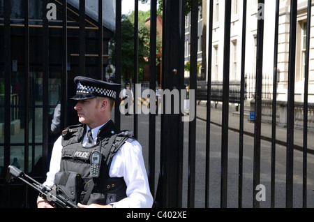 Il poliziotto armato di guardia al di fuori di Downing Street il giorno del Presidente Obama la visita, 24 maggio 2011 Foto Stock