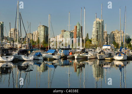 Marina di Coal Harbour con lo skyline di Vancouver in background come visto da Stanley Park. Foto Stock