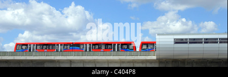 Futuristica stazione di London Pontoon Dock su una sezione elevata della Docklands Light Railway gestita da Serco East London England UK Foto Stock