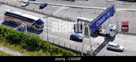 Vista aerea dall'alto del porto dei traghetti di dover che guarda in basso su un pullman autocisterna per camion e auto sotto il controllo del flusso inverso nel cartello a cavalletto nel Kent Inghilterra Regno Unito Foto Stock