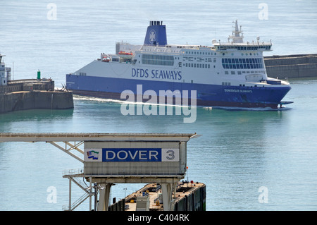 Port of Dover Ferry Terminal in the Eastern Docks and DFDS Seaways service arriving Foto Stock
