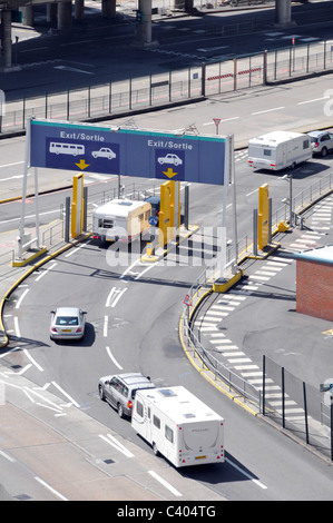 Vista aerea appena arrivata dall'attraversamento del traffico dei traghetti del canale che si dirigono verso l'uscita passando attraverso i rilevatori a scansione gialli a dover Port Kent Inghilterra Regno Unito Foto Stock