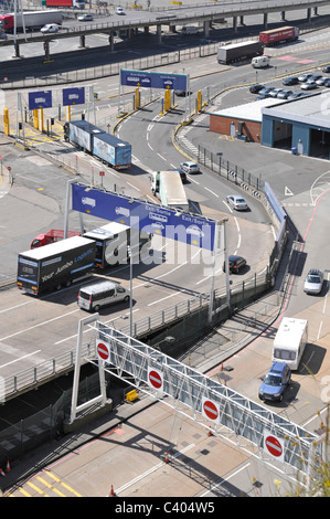 Entrata del veicolo e vie di uscita e segni all'interno di Dover ferry terminal Foto Stock