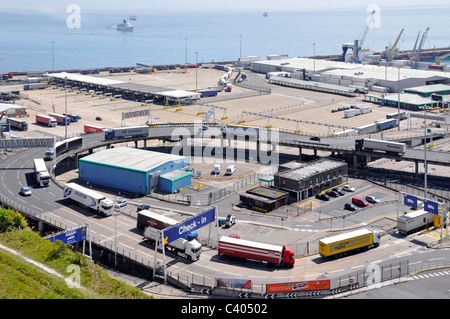 Traffico di autocarri e rimorchi HGV su strade sopraelevate in partenza Dopo aver attraversato il canale della Manica, il terminal dei traghetti del porto di dover è in Kent Inghilterra Regno Unito Foto Stock