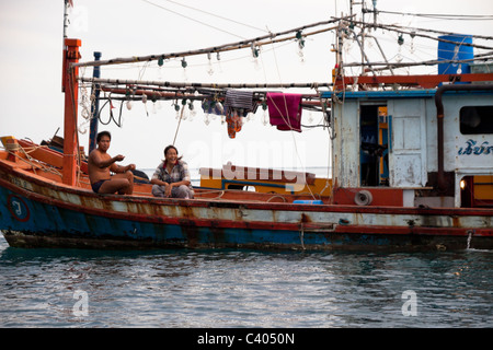 Coppia felice la pesca nel Mare delle Andamane. Foto Stock