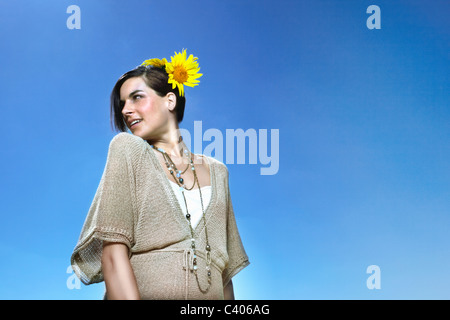 Ritratto di una donna contro il cielo blu Foto Stock