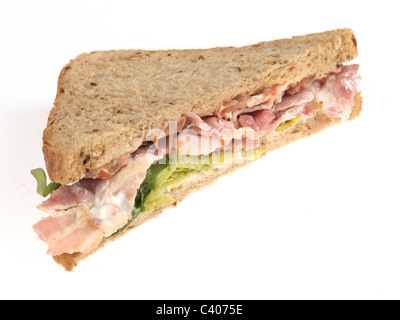 Preparate di fresco pancetta lattuga e pomodoro BLT Sandwich su integrali pane marrone isolata contro uno sfondo bianco con n. di persone Foto Stock