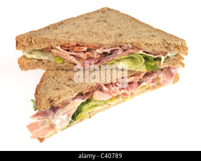 Preparate di fresco pancetta lattuga e pomodoro BLT Sandwich su integrali pane marrone isolata contro uno sfondo bianco con n. di persone Foto Stock