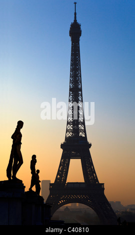 La Torre Eiffel a Parigi, visto dal Trocadero a sunrise. Foto Stock