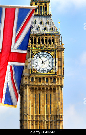 Big Ben orologio con union jack flag in primo piano Foto Stock