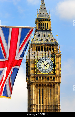 Big Ben orologio con union jack flag in primo piano Foto Stock