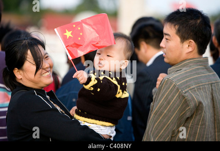 Famiglia di fronte la Città Proibita e Piazza Tiananmen a Pechino, Cina Foto Stock
