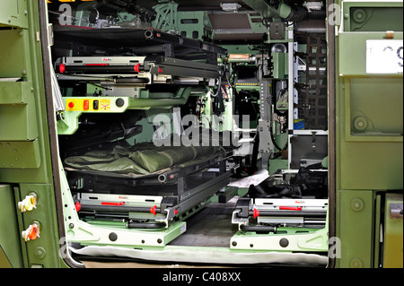 Interno della corazzata veicolo militare belga della componente medica, Belgio Foto Stock