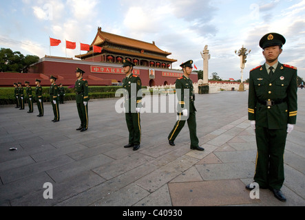 I soldati dell esercito, polizia guardie nella città Proibita e Piazza Tiananmen a Pechino, Cina Foto Stock