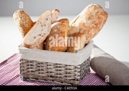 Freash il pane in un cesto su un tavolo Foto Stock