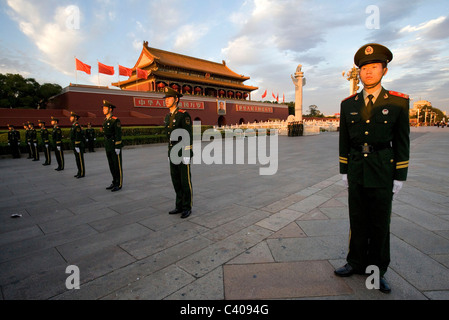 I soldati dell esercito, polizia guardie nella città Proibita e Piazza Tiananmen a Pechino, Cina Foto Stock