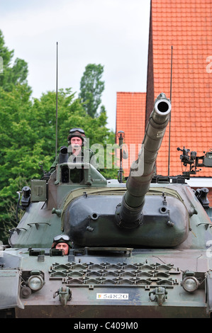 Driver e comandante in torretta di Leopard 1 serbatoio battaglia dell'esercito belga, Belgio Foto Stock