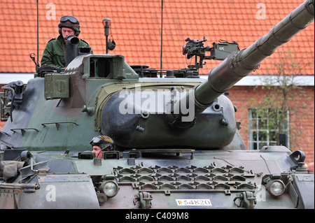 Driver e comandante in torretta di Leopard 1 serbatoio battaglia dell'esercito belga, Belgio Foto Stock