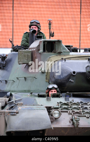 Driver e comandante in torretta di Leopard 1 serbatoio battaglia dell'esercito belga, Belgio Foto Stock