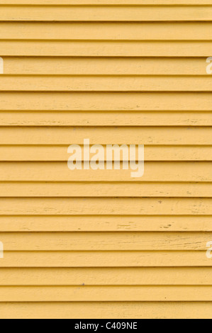 Primo piano particolare di legno persiane di colore giallo - colpo verticale Foto Stock