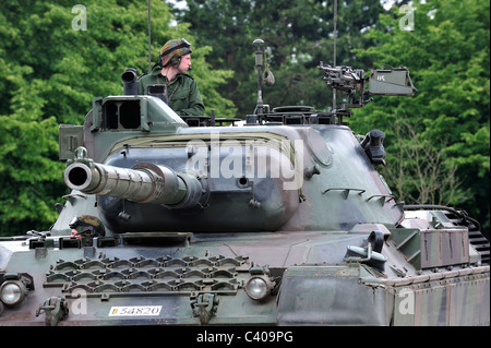 Driver e comandante in torretta di Leopard 1 serbatoio battaglia dell'esercito belga, Belgio Foto Stock