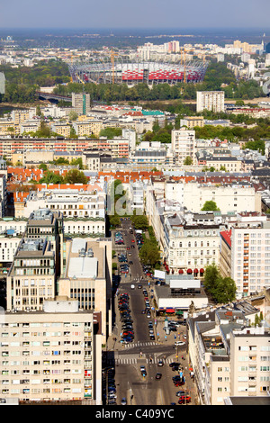 Città di Varsavia in Polonia vista aerea, Srodmiescie distretto, Zlota street e Stadio nazionale all'estremità lontana Foto Stock